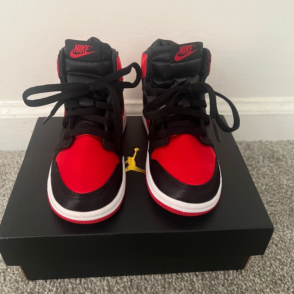 Satin bred Jordan 1s sz 10c